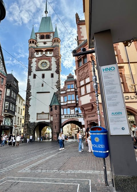 Blauer Mülleimer mit Polizei-Logo in der Freiburger Innenstadt