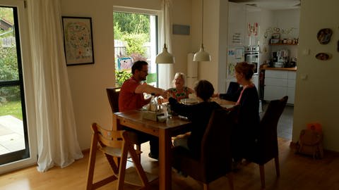 Familie Seifried an einem Tisch. Die Caritas hat die Nachmittagsbetreuung der sechsjährigen Alma abgelehnt.