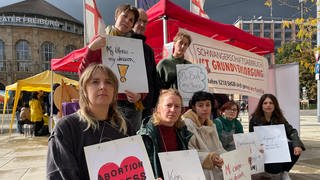 In Freiburg haben am Samstag Dutzende Menschen für eine Legalisierung von Abtreibungen in den ersten 12 Schwangerschaftswochen demonstriert.