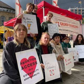 In Freiburg haben am Samstag Dutzende Menschen für eine Legalisierung von Abtreibungen in den ersten 12 Schwangerschaftswochen demonstriert.