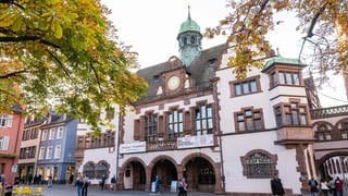 Im Freiburger Alten Rathaus tagen Gemeinderat und Ausschüsse. Es ist ein helles Gebäude mit Deatils aus der Renaissance.