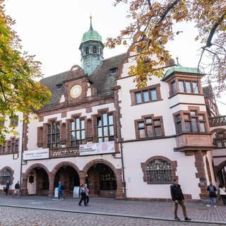 Im Freiburger Alten Rathaus tagen Gemeinderat und Ausschüsse. Es ist ein helles Gebäude mit Deatils aus der Renaissance.