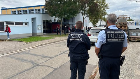 Zwei Polizisten stehen vor dem August-Ruf-Bildungszentrum in Ettenheim. Hier soll ein Schüler einen anderen mit einem Messer angegriffen haben. 