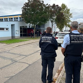 Zwei Polizisten stehen vor dem August-Ruf-Bildungszentrum in Ettenheim. Hier soll ein Schüler einen anderen mit einem Messer angegriffen haben. 