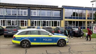 Polizeiauto vor Werkrealschule in Ettenheim