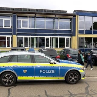 Polizeiauto vor Werkrealschule in Ettenheim