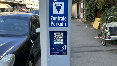 Eine Parkuhr mit einem QR-Code. Unbekannte haben falsche Codes aufgebracht. Bei Benutzung sollen Handy-Daten ausgespäht werden. 