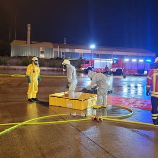 Gefahrgutunfall in Weil am Rhein - Einsatzkräfte werden dekontaminiert