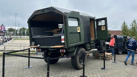 Ein privat ausgebauter Unimog auf der Caravan-Messe Freiburg.