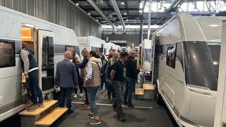 Besucherinnen und Besucher der Caravan-Messe Freiburg besichtigen Wohnwagen.