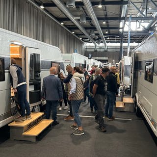 Besucherinnen und Besucher der Caravan-Messe Freiburg besichtigen Wohnwagen.