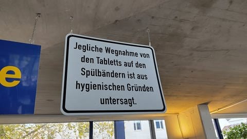 Offiziell ist das Wegnehmen von Essens-Tabletts verboten, wie ein Schild in der Freiburger Mensa deutlich macht