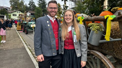 Joshua Klenk und Leni Wolf der Landjugend Brigachtal stehen vor ihrem Festwagen.