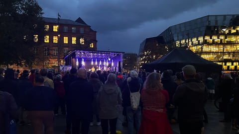 Rund 250 Menschen haben sich am Montag, 7. Oktober, auf dem Platz der Alten Synagoge in Freiburg zum Gedenken an die Opfer des Hamas-Angriffs vor einem Jahr versammelt. 