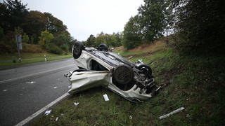 Ein schwer beschädigtes Auto liegt nach dem Unfall am Dienstag an der Schwenninger Steige am Straßenrand auf dem Dach. 