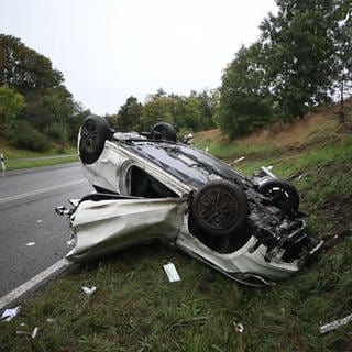 Ein schwer beschädigtes Auto liegt nach dem Unfall am Dienstag an der Schwenninger Steige am Straßenrand auf dem Dach. 