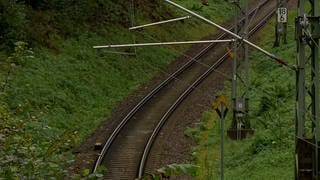 Im Schwarzwald bleiben die Gleise leer. An einem Abschnitt droht ein Hangrutsch.