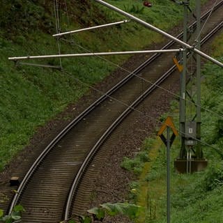 Im Schwarzwald bleiben die Gleise leer. An einem Abschnitt droht ein Hangrutsch.