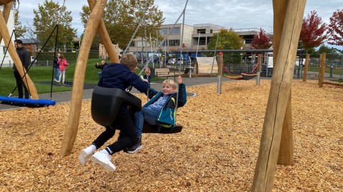 Eine Schaukel mit einer Befestigung, extra gebaut für Kinder mit einem Handicap.