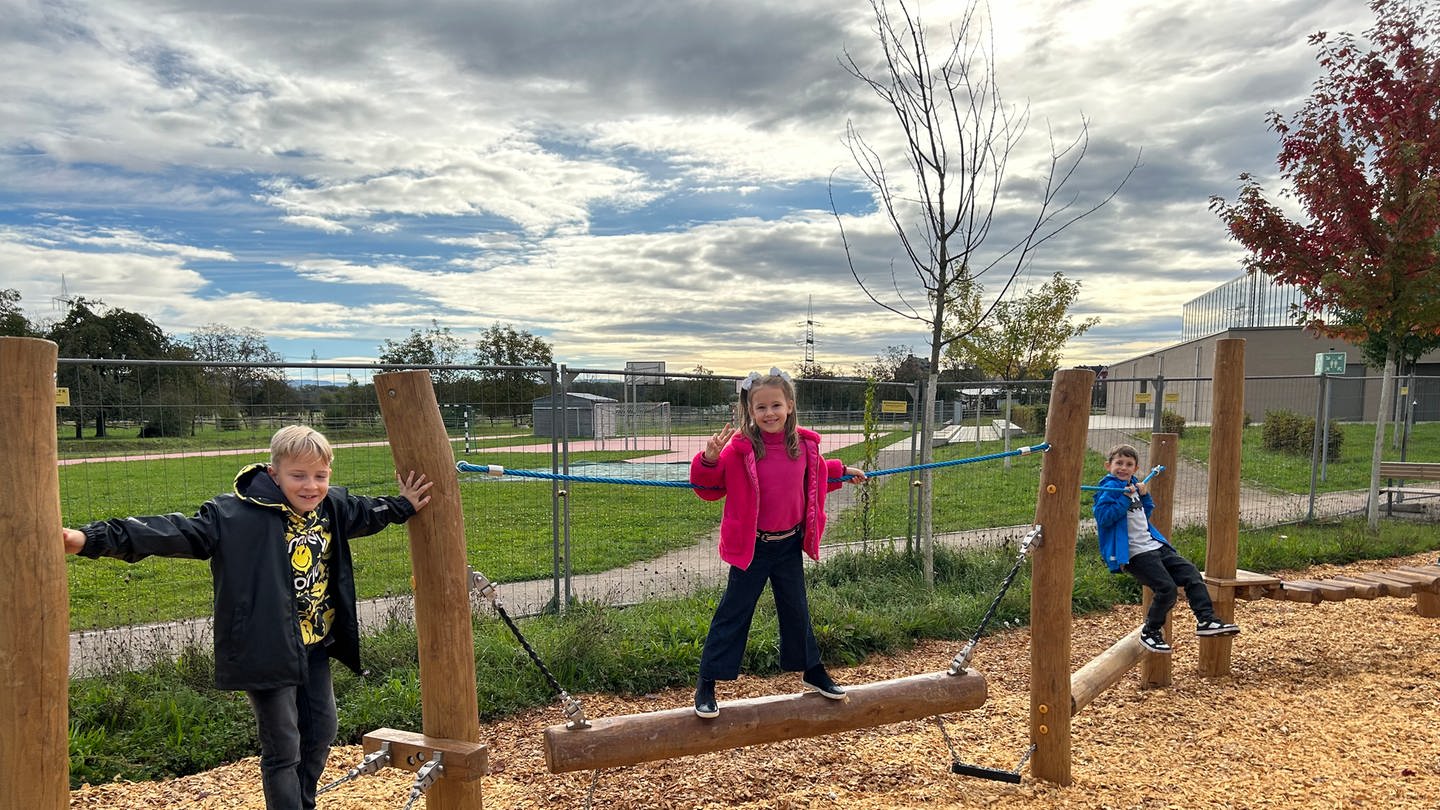 Die Mädchen und Jungen aus Rust freuen sich über den neuen Spielplatz.