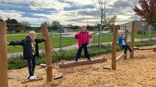 Die Mädchen und Jungen aus Rust freuen sich über den neuen Spielplatz.