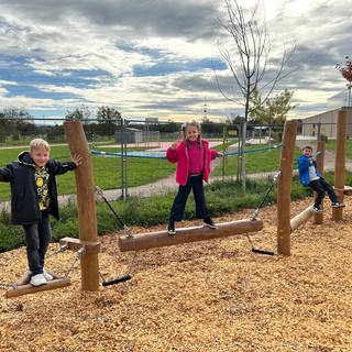 Die Mädchen und Jungen aus Rust freuen sich über den neuen Spielplatz.