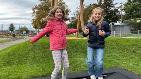 Ein Trampolin im Boden, das auch von Kindern im Rollstuhl genutzt werden kann.