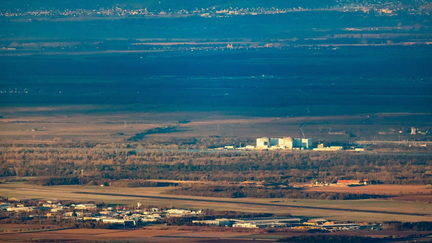 Blick auf das Rheintal mit dem Gelände des ehemaligen AKW Fessenheim.