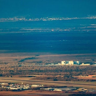 Blick auf das Rheintal mit dem Gelände des ehemaligen AKW Fessenheim.