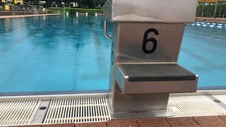 Startblock im Lörracher Freibad: Immer mehr Nichtschwimmer gehen ins Schwimmerbecken.