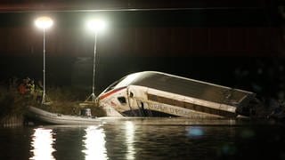 Entgleister Zug vom 14. November 2015 bei Eckwersheim, nachts im Kanal