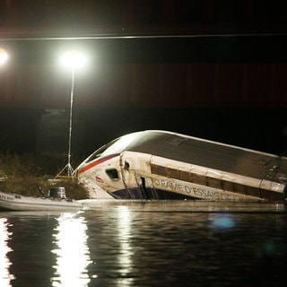 Entgleister Zug vom 14. November 2015 bei Eckwersheim, nachts im Kanal