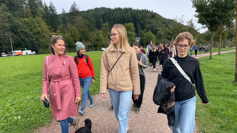 Das ist keine Demo, das ist "Freiburg Girls Walking Talking". Zum dritten Mal haben sich in Freiburg Dutzende Frauen getroffen, um sich auszutauschen und neue Freundschaften zu knüpfen. Die Idee stammt aus den USA. 