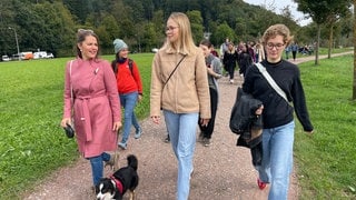 Das ist keine Demo, das ist "Freiburg Girls Walking Talking". Zum dritten Mal haben sich in Freiburg Dutzende Frauen getroffen, um sich auszutauschen und neue Freundschaften zu knüpfen. Die Idee stammt aus den USA. 