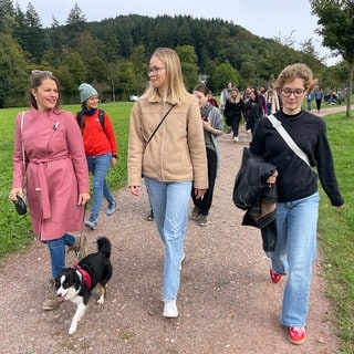 Das ist keine Demo, das ist "Freiburg Girls Walking Talking". Zum dritten Mal haben sich in Freiburg Dutzende Frauen getroffen, um sich auszutauschen und neue Freundschaften zu knüpfen. Die Idee stammt aus den USA. 