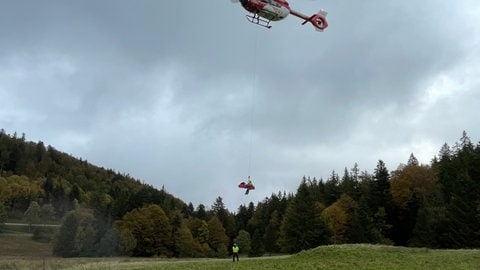 Mehrere Bergwachten und die Luftrettung machen zusammen ein Windentraining in Hinterzarten.