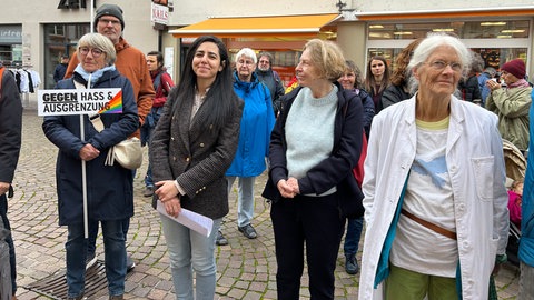 In Waldshut trafen sich mehrere Menschen aus der medzinischen Versorgung, darunter auch Ärztinnen und Ärzte. Sie demonstrierten mit großen und bunten Bannern gegen Hass und Hetze.