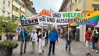 In Waldshut trafen sich mehrere Menschen aus der medzinischen Versorgung, darunter auch Ärztinnen und Ärzte. Sie demonstrierten mit großen und bunten Bannern gegen Hass und Hetze.