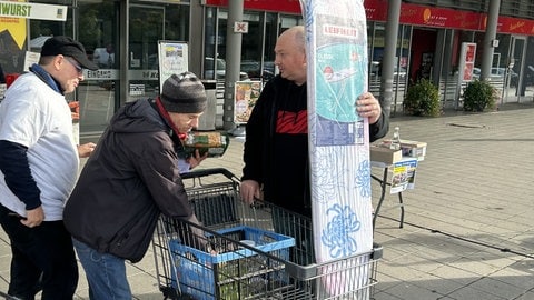 Vor einem Supermarkt stehen volle Einkaufswägen. Darin Spenden für die Menschen in der Ukraine. Darunter Windeln und lange haltbare Lebensmittel wie Mehl und Zucker.