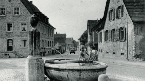 Der Löfflerbrunnen um 1942 in der Müllheimer Hauptstraße, die 1938 in „Adolf-Hitler-Straße“ umbenannt worden war.