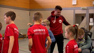 Yannick Adler und einige Kinder, die an der inklusiven Ballschule teilnehmen.