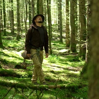 Ralf Greiner ist im Wald untergwegs. 