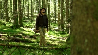 Ralf Greiner ist im Wald unterwegs. 