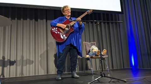 Die Sterbeamme und Kabarettistin Karin Simon auf der Bühne der Messe "Leben und Tod" 2024 in Freiburg.