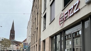 Bei einer Party in einem privaten Studentenwohnheim in Freiburg sollen Bewohner ein Lied mit rassistischen Sprüchen gesungen haben.