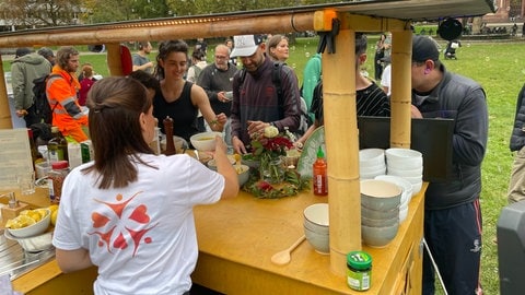 Suppenküche für Menschen auf dem Stühlinger Kirchplatz in Freiburg