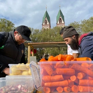 Gemeinsames Suppekochen und Essen in einem Freiburger Park