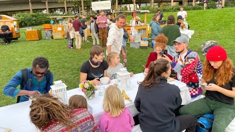 Suppenküche für Menschen auf dem Stühlinger Kirchplatz in Freiburg