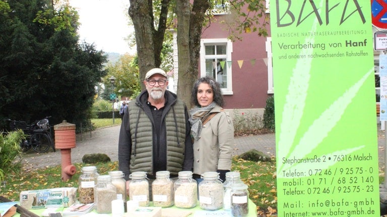 Uwe und Sandra Bührer stehen vor ihrem Stand. Sie bauen aus Hanf Häuser.