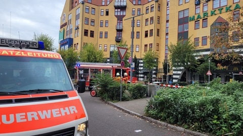 Feuer im Rheincenter: ein Krankenwagen steht vor dem Gebäude, Feuerwehrmänner stehen davor - nach vier Stunden wurde das Gebäude wieder freigegeben. 